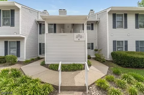 288 Kingbird Ct, Three Bridges, NJ 08887