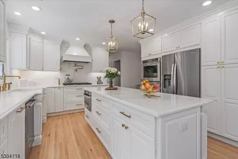 7 Lookout Point Trl, Totowa, NJ 07512