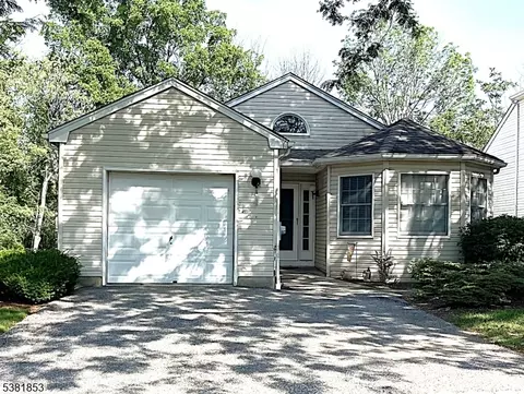 6 Mountain View Ct, Hamburg, NJ 07419