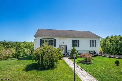 4 Lakeview Ter, Sussex, NJ 07461