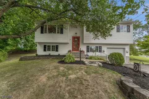 5 Victor Ct, Hackettstown, NJ 07840
