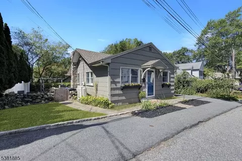 17 Hilltop Trl, Denville, NJ 07834