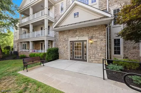 712 Holly Ln #712, Cedar Grove, NJ 07009