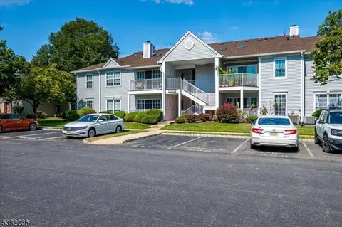 15 Chelsea Ct, Franklin Park, NJ 08823