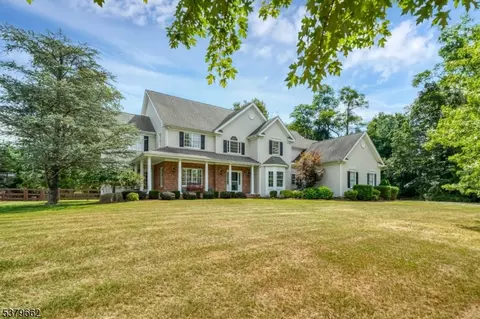 5 Windy Top Ln, Chester, NJ 07930