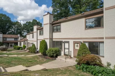 912 Stonegate Ln, Stanhope, NJ 07874