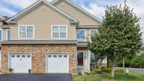 10 Paine Way, Somerset, NJ 08873