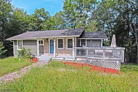 41 Scenic Dr, Hamburg, NJ 07419