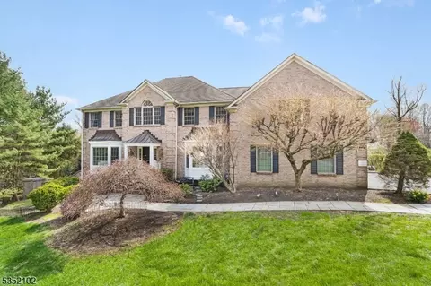 16 Beacon Hill Dr, Chester Twp, NJ 07930