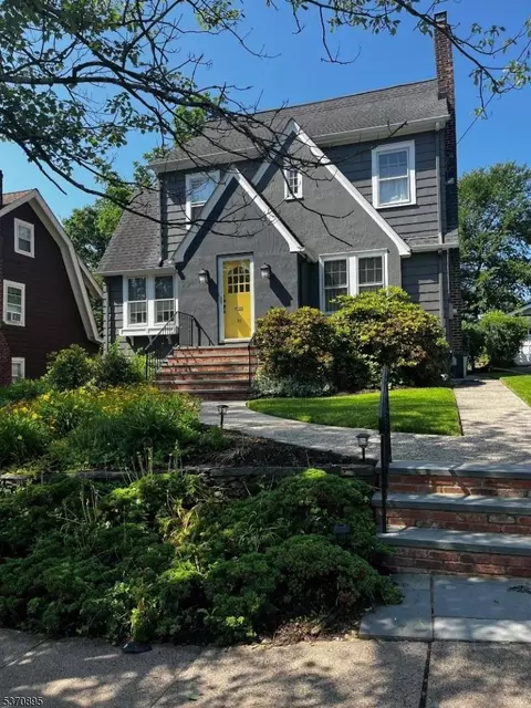 16 Collinwood Rd, Maplewood, NJ 07040