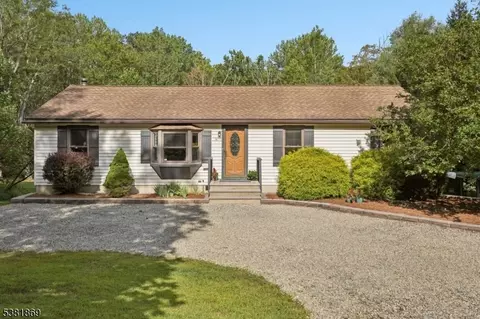 31 Hemlock Rd, Columbia, NJ 07832