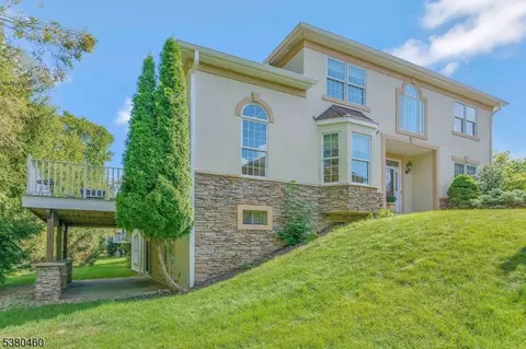 36 Wyckoff Way, Chester, NJ 07930