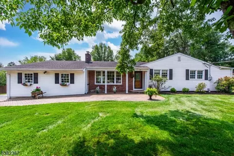 17 Sun Rd, Basking Ridge, NJ 07920