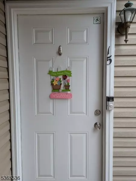 Entry Way - 15 Ray Ct, Bedminster, NJ 07921 photo 2 of 2