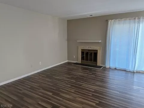 Living - 15 Ray Ct, Bedminster, NJ 07921 photo 2 of 2