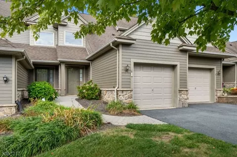 8 Cornwall Ct, Hamburg, NJ 07419