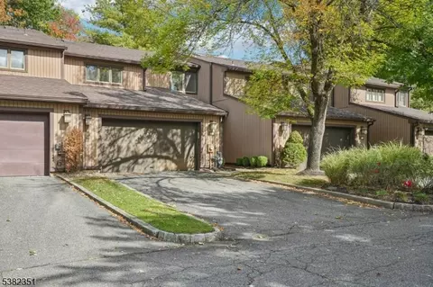 29 Ponds Cir, Wayne, NJ 07470 photo 3