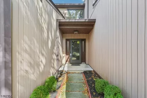 29 Ponds Cir, Wayne, NJ 07470 photo 4