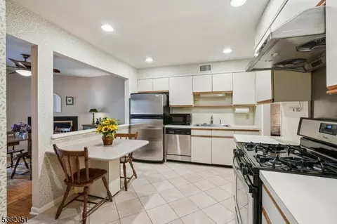 29 Ponds Cir, Wayne, NJ 07470 photo 22