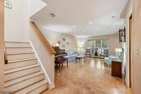 29 Ponds Cir, Wayne, NJ 07470 photo 9