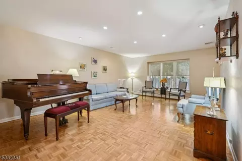 29 Ponds Cir, Wayne, NJ 07470 photo 10