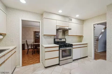 29 Ponds Cir, Wayne, NJ 07470 photo 21