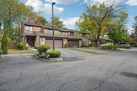 29 Ponds Cir, Wayne, NJ 07470 photo 2