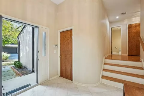 29 Ponds Cir, Wayne, NJ 07470 photo 5