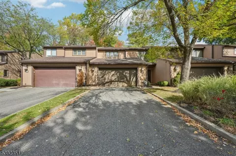 29 Ponds Cir, Wayne, NJ 07470