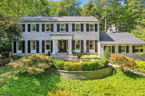 679 Cheyenne Dr, Franklin Lakes, NJ 07417