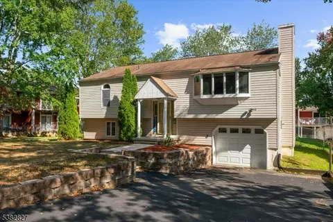 81 Countryside Dr, Hackettstown, NJ 07840