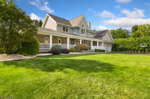 85 Mountain Ridge Dr, Wayne, NJ 07470