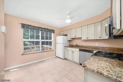 906 Wetherburn Ct, Flemington, NJ 08822 photo 5
