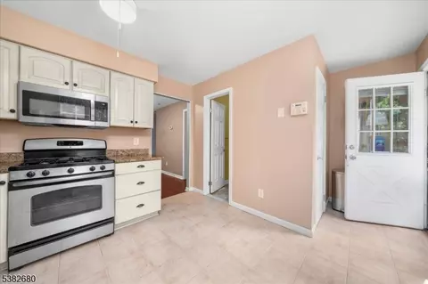 906 Wetherburn Ct, Flemington, NJ 08822 photo 7