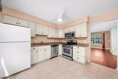 906 Wetherburn Ct, Flemington, NJ 08822 photo 6