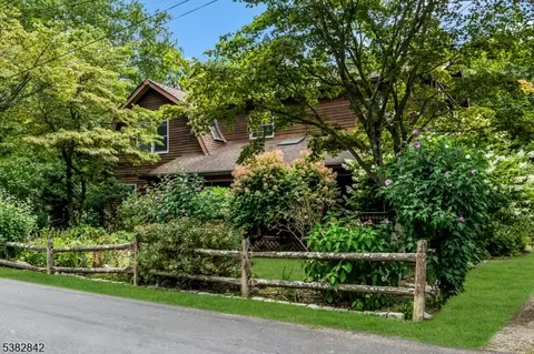 30 Sunset Rd, Newfoundland, NJ 07435
