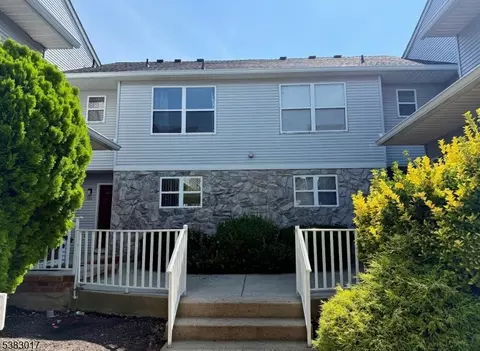 221 Bexley Ln, Piscataway, NJ 08854