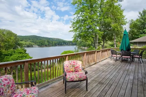 31 Lakeshore Dr, Oakland, NJ 07436