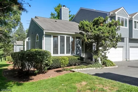 41 Meadowview Ln, Berkeley Heights, NJ 07922