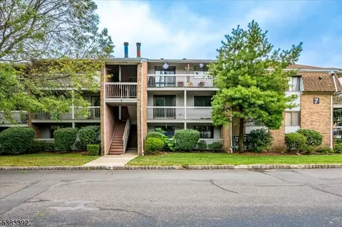 712 Edison Gln, Edison, NJ 08837