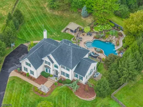 16 Manchur Ct, Flemington, NJ 08822