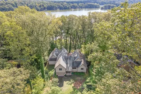 215 Aniwa Rd, Highland Lakes, NJ 07422