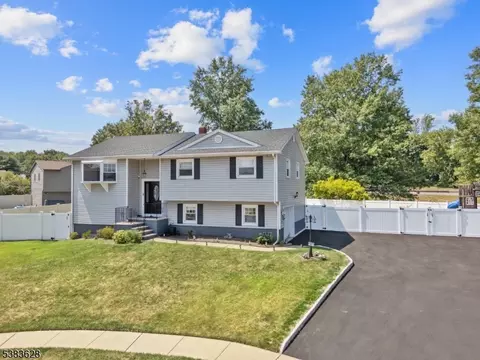83 Larkspur Ln, Clifton, NJ 07013