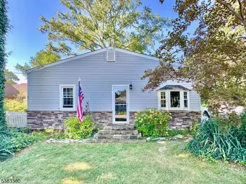 7 Avenue B, Helmetta, NJ 08828