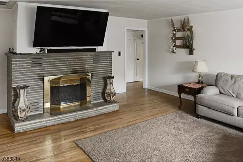 8 Orchard St, Newton, NJ 07860