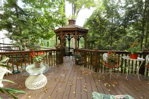 42 Hunters Run, Oakland, NJ 07436
