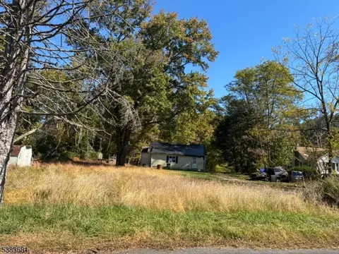 48 Petersburg Rd, Hackettstown, NJ 07840