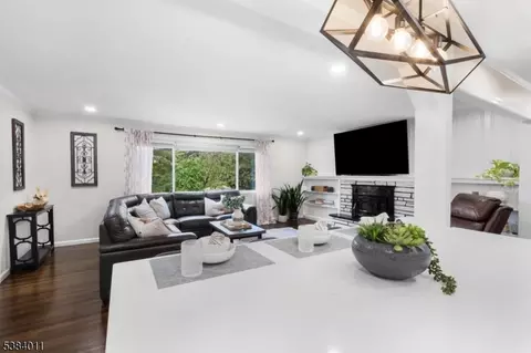 3 Greenbrier Rd, Green Brook, NJ 08812