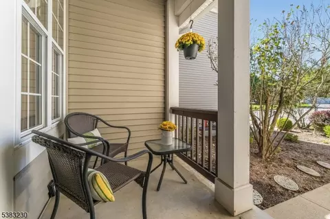 1107 Highland Ct, Stewartsville, NJ 08886