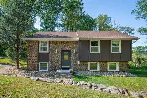 93 Hilltop Dr, Randolph, NJ 07869